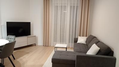 Split, Pazdigrad, modern ingericht driekamerappartement op het zuiden voor lange termijn verhuur.