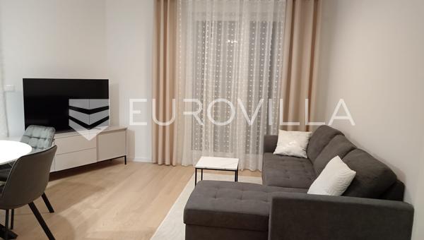 Split, Pazdigrad, moderno opremljen trosoban stan južne orijentacije za dugoročan najam