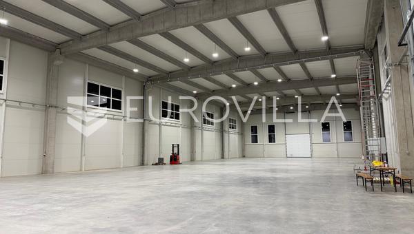 Zupanja, Gradiste Endüstriyel salon 1.200 m² ofisler ve işçi konaklamasıyla