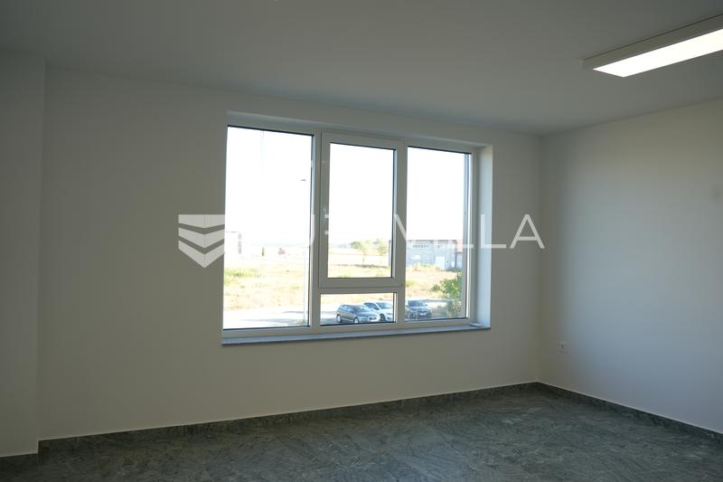 Županja, Gradište Industrijska hala 1.200 m², proizvodna hala s uredima i smještajem za radnike - 25