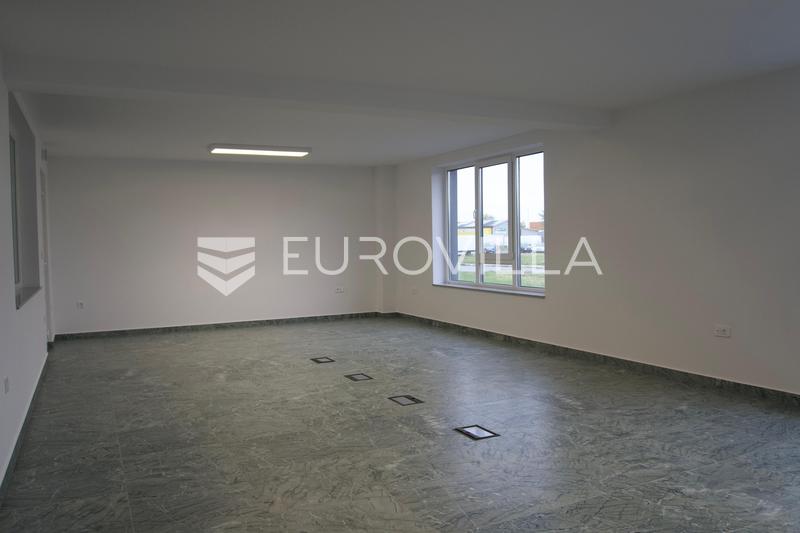 Županja, Gradište Industrijska hala 1.200 m², proizvodna hala s uredima i smještajem za radnike - 40
