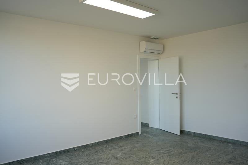 Županja, Gradište Industrijska hala 1.200 m², proizvodna hala s uredima i smještajem za radnike - 24