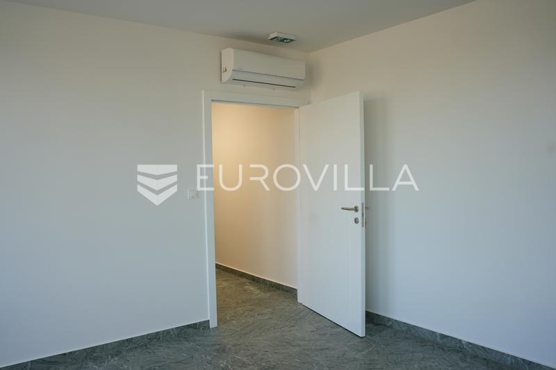 Županja, Gradište Industrijska hala 1.200 m², proizvodna hala s uredima i smještajem za radnike - 30