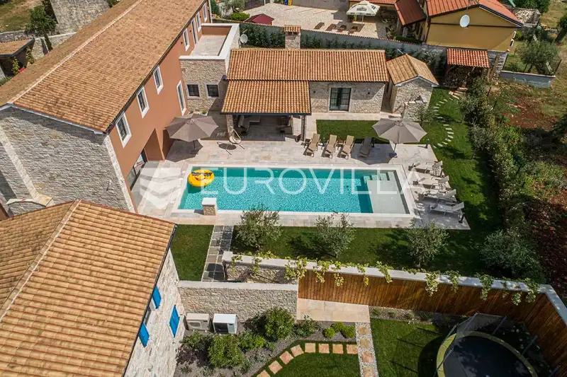 Istra, Kanfanar, kompleks prekrasnih kamenih kuća 1561 m² na velikoj okućnici 27