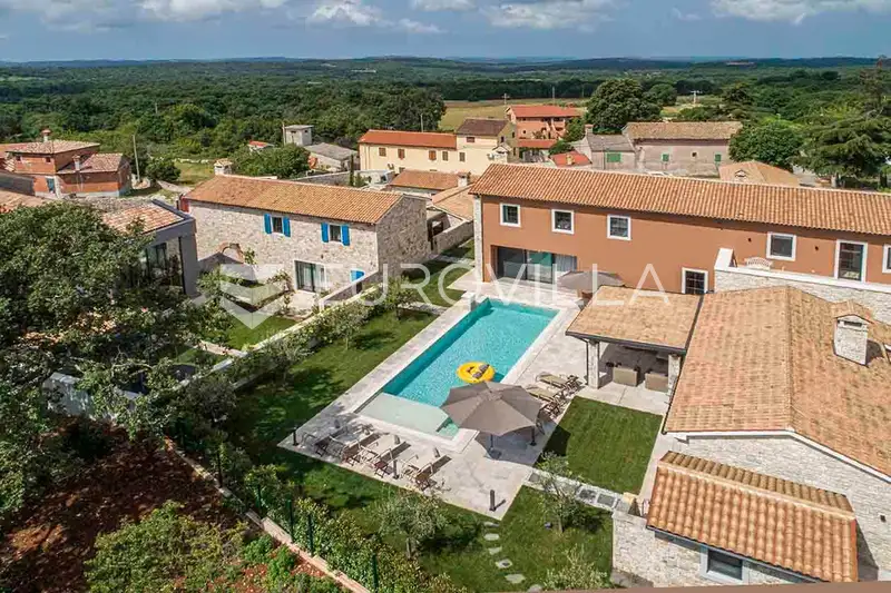Istra, Kanfanar, kompleks prekrasnih kamenih kuća 1561 m² na velikoj okućnici 26