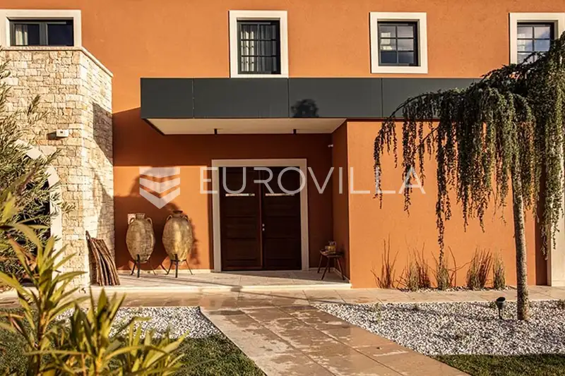Istra, Kanfanar, kompleks prekrasnih kamenih kuća 1561 m² na velikoj okućnici 31