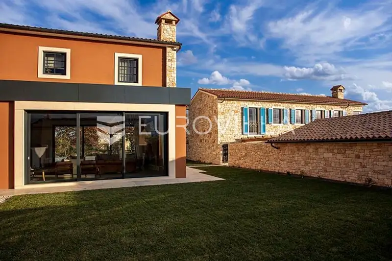 Istra, Kanfanar, kompleks prekrasnih kamenih kuća 1561 m² na velikoj okućnici 33