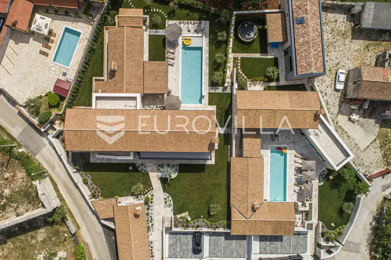 Istra, Kanfanar, kompleks prekrasnih kamenih kuća 1561 m² na velikoj okućnici 32