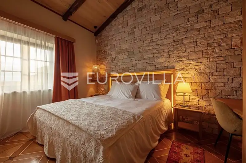 Istra, Kanfanar, kompleks prekrasnih kamenih kuća 1561 m² na velikoj okućnici 34