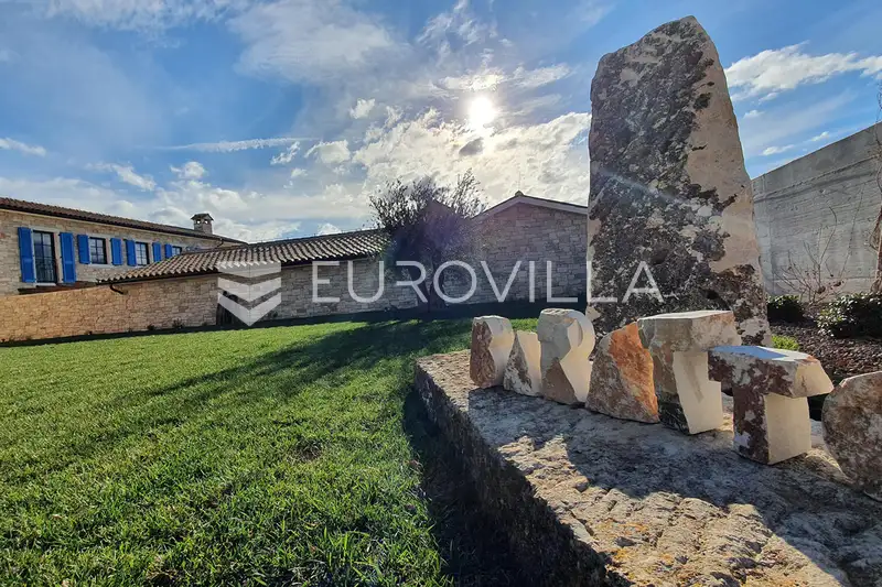Istra, Kanfanar, kompleks prekrasnih kamenih kuća 1561 m² na velikoj okućnici 29