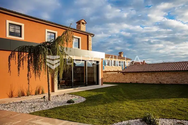 Istra, Kanfanar, kompleks prekrasnih kamenih kuća 1561 m² na velikoj okućnici 30