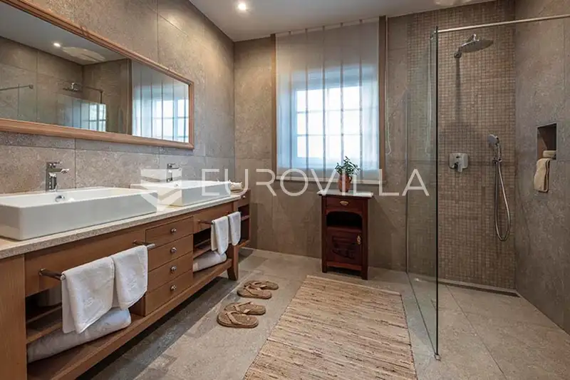 Istra, Kanfanar, kompleks prekrasnih kamenih kuća 1561 m² na velikoj okućnici 40