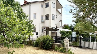 Medulin, Kuća sa tri apartmana i pogledom na more