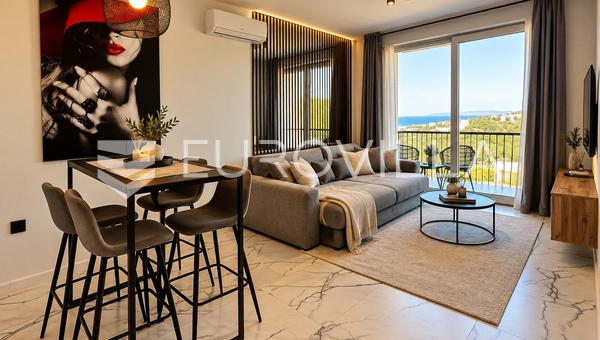 Crikvenica, casa con 4 appartamenti, piscina e vista mare, 212 m²