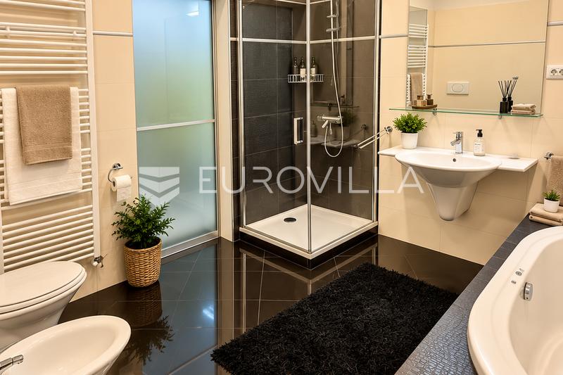 Rijeka, Centar, NAJAM, gospodski stan, 154 m², trosoban, 2. kat, dva balkona. - 18