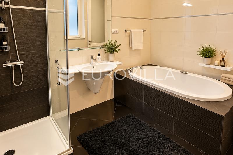 Rijeka, Centar, NAJAM, gospodski stan, 154 m², trosoban, 2. kat, dva balkona. - 17