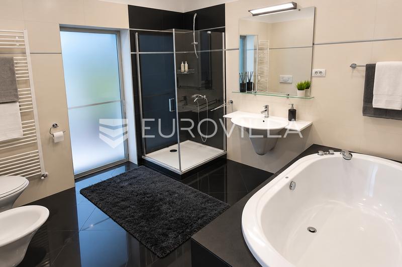 Rijeka, Centar, NAJAM, gospodski stan, 154 m², trosoban, 2. kat, dva balkona. - 11