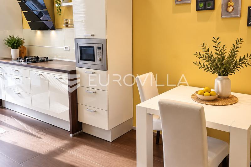 Rijeka, Centar, NAJAM, gospodski stan, 154 m², trosoban, 2. kat, dva balkona. - 14