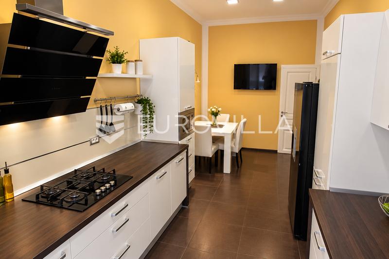Rijeka, Centar, NAJAM, gospodski stan, 154 m², trosoban, 2. kat, dva balkona. - 10