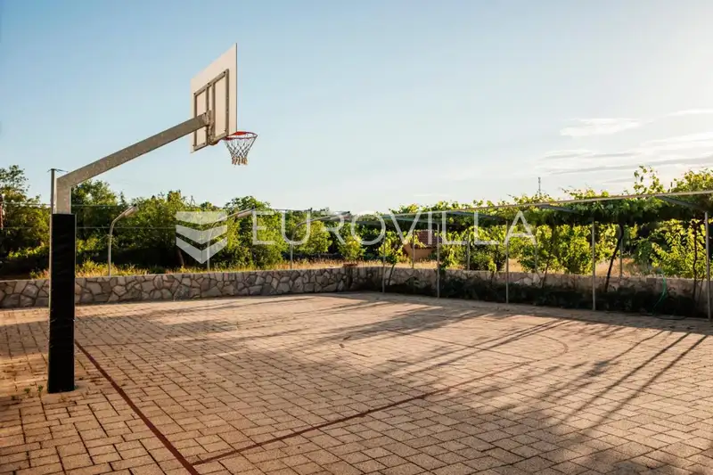Dalmatinska zagora, prekrasno imanje s velikom okućnicom 20
