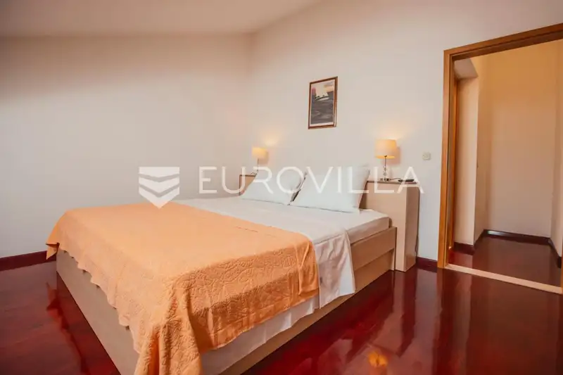 Dalmatinska zagora, prekrasno imanje s velikom okućnicom 27