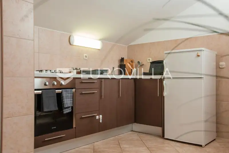 Dalmatinska zagora, prekrasno imanje s velikom okućnicom 26