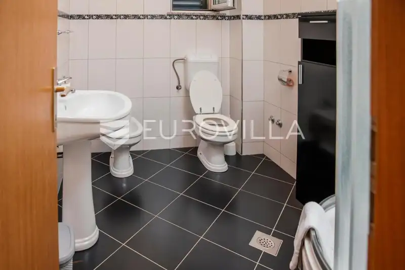 Dalmatinska zagora, prekrasno imanje s velikom okućnicom 32