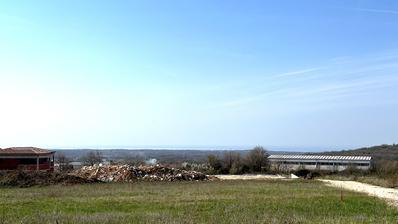Istra, Višnjan, atraktivno građevinsko zemljište s pogledom na more i stari grad