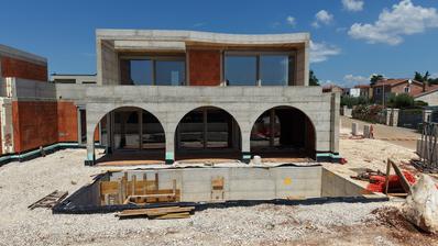 Ístria, área de Poreč, casa geminada exclusiva com piscina em fase de construção bruta