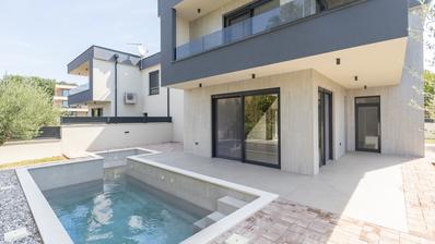 Medulin, Medulin - casa duplex B de qualidade e moderna, com piscina aquecida de 30 m² e garagem, 146 m²