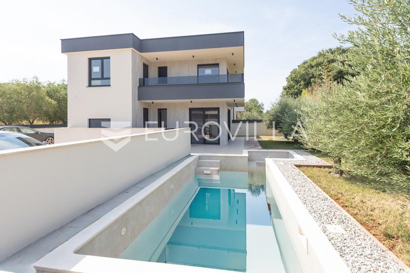 Medulin - casa dúplex B de calidad y moderna, con piscina climatizada de 30 m² y garaje, 146 m² - 30