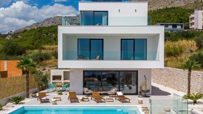 Podstrana, moderní vila s bazénem a otevřeným výhledem na moře