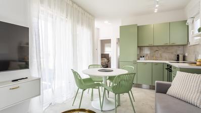 Trogir, apartamento no rés-do-chão com jardim e dois lugares de estacionamento - primeira ocupação