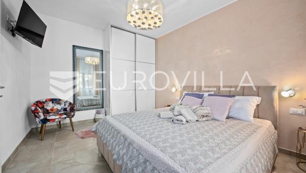 Istrien, Rovinj, ett attraktivt hus på 170m2 med pool i närheten av centrum