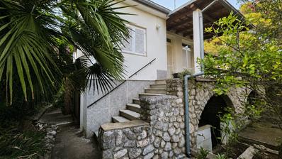 Mali Losinj, egy különálló ház egy lakással és három kisebb apartmannal, 180 méterre a tengertől
