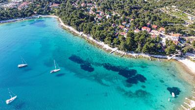Mali Lošinj, samostojeća kuća s stanom i tri manja apartmana, 180 m od mora