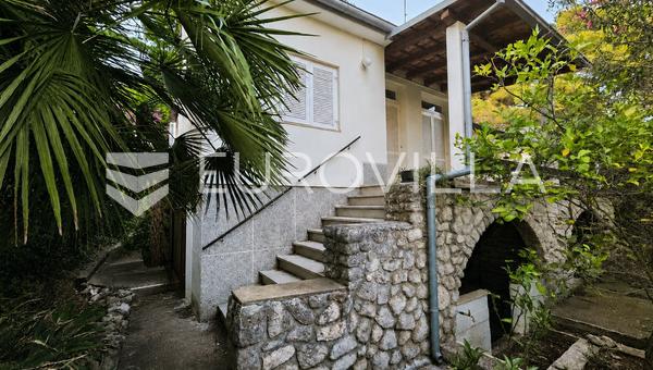 Mali Lošinj, samostojeća kuća s stanom i tri manja apartmana, 180 m od mora