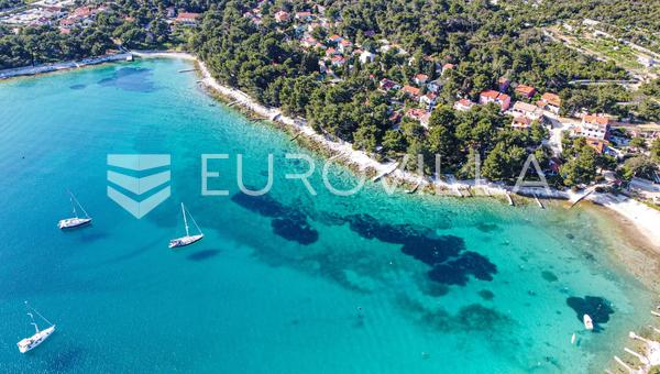 Mali Losinj, ett fristående hus med en lägenhet och tre mindre lägenheter, 180 meter från havet