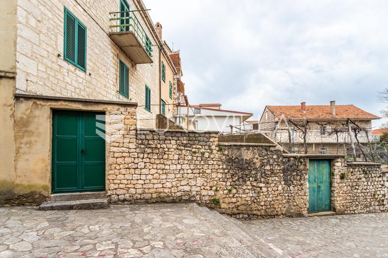 Imotski, hus i centrum med stort potentiale - 3
