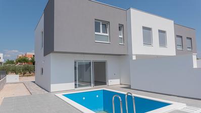 Vodice, yüzme havuzlu ve özel bahçeli modern ev, C1