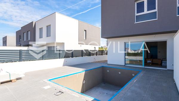 Vodice, modern ház úszómedencével és saját kerttel, C1