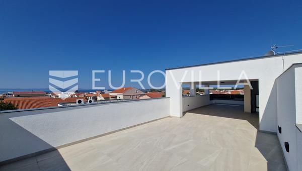 Vir - Apartamento de tres dormitorios con terraza en la azotea y vistas al mar y sus alrededores