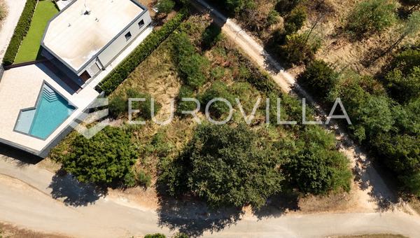 Istrien, bei Porec, attraktives Baugrundstück 883 m² mit Baugenehmigung und Projekt