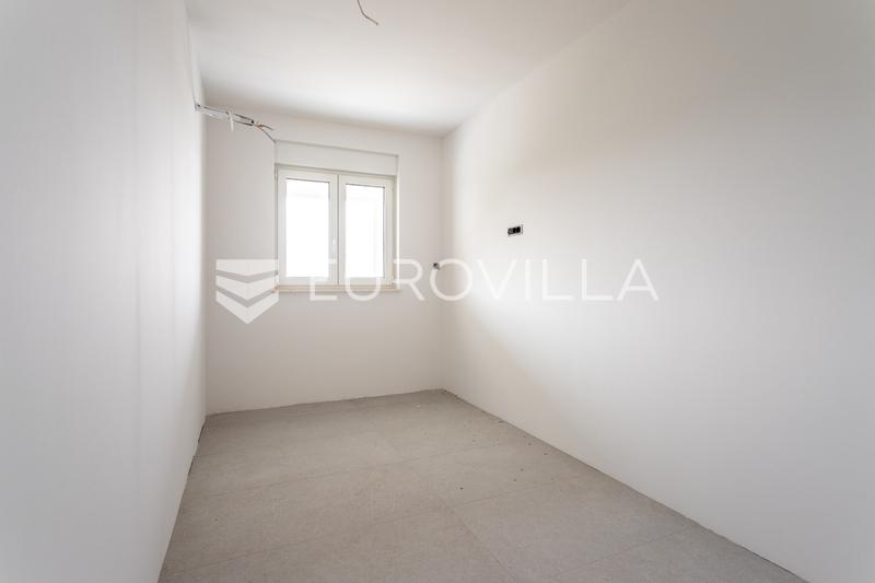 Čiovo, Okrug Gornji, dvosoban stan na drugom katu s lođom