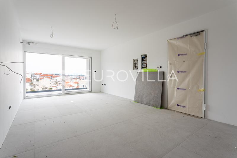 Čiovo, Okrug Gornji, dvosoban stan na drugom katu s lođom