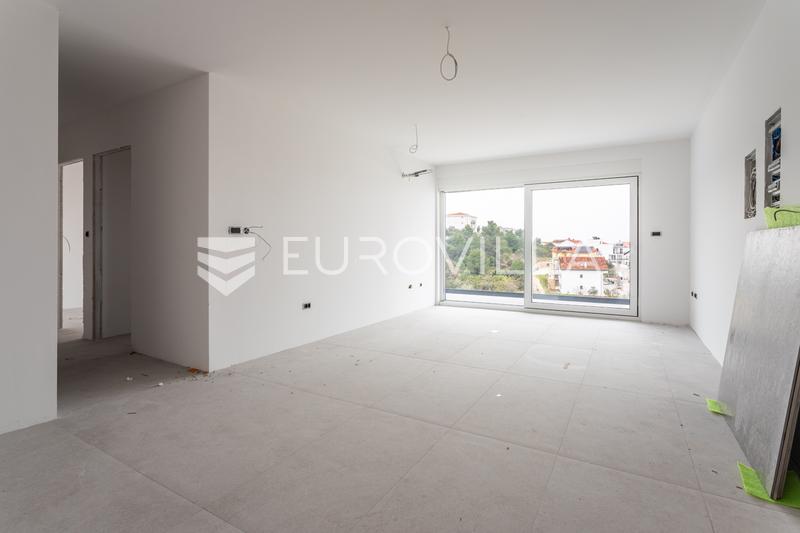 Čiovo, Okrug Gornji, dvosoban stan na drugom katu s lođom