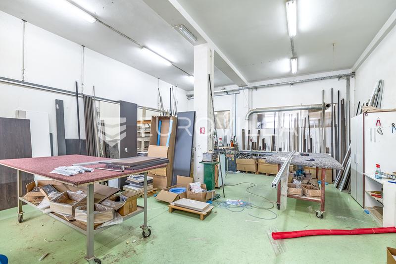 Velika Gorica, iroda, raktár és gyártócsarnok 1600 m²-en, 3580 m²-es telken - 3