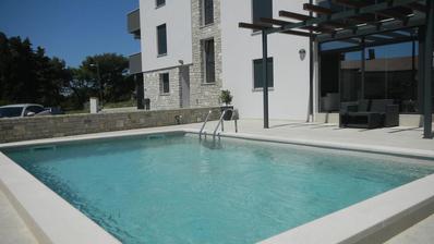Istra, Medulin, elegantan stan 91 m² s vlastitim vrtom i bazenom