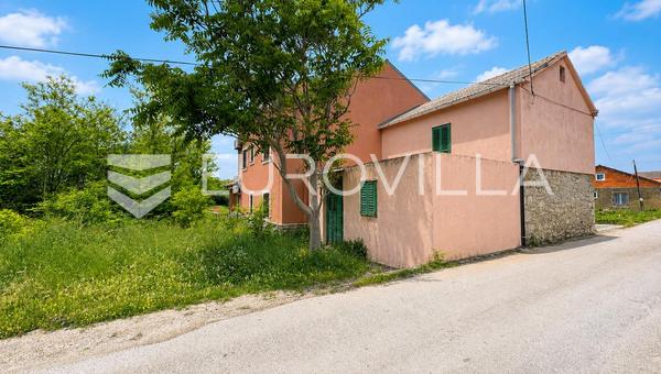 Zadar, Privlaka, dvojna kuća za renovaciju 300 m od mora
