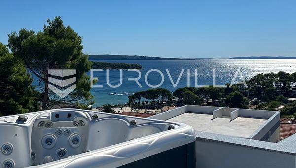 Rab Adası, Banjol, çatı teraslı, jakuzili ve 360° manzaralı özel çatı katı